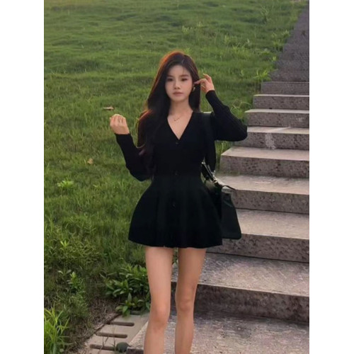 黑色V領長袖針織開衫連衣裙女2025早秋季新款收腰顯瘦花苞短裙子