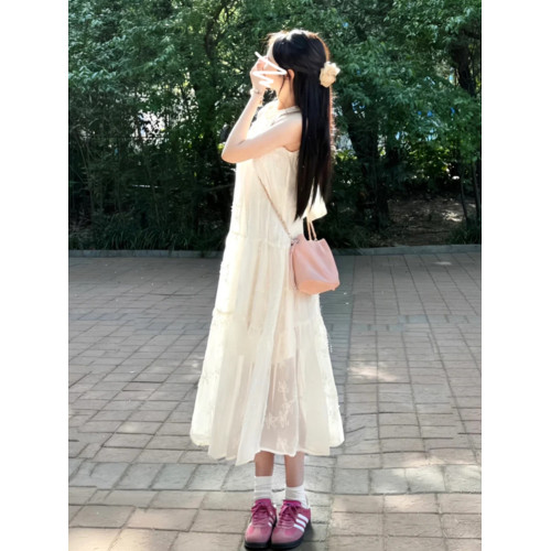 法式茶歇高級刺綉掛脖白色連衣裙夏天海邊度假松弛感無袖露肩長裙 法式茶歇高級刺綉掛脖白色連衣裙夏天海邊度假松弛感無袖露肩長裙