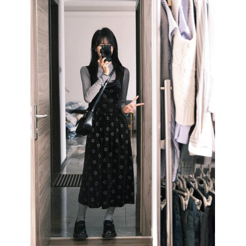 法式復古黑色絲絨吊帶連衣裙子女收腰氣質碎花長裙打底衫套裝秋季