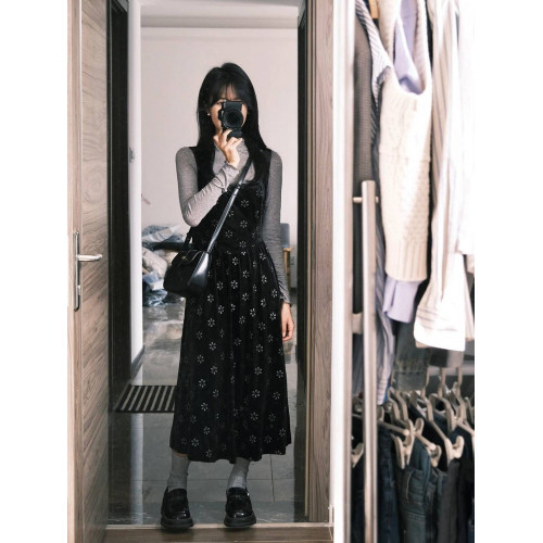 法式復古黑色絲絨吊帶連衣裙子女收腰氣質碎花長裙打底衫套裝秋季