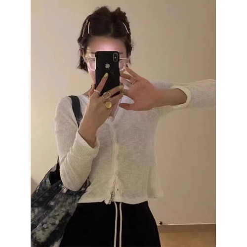 豬歐尼 韓國東大門秋季氣質溫柔蕾絲拼接V領長袖打底衫上衣女 豬歐尼 韓國東大門秋季氣質溫柔蕾絲拼接V領長袖打底衫上衣女