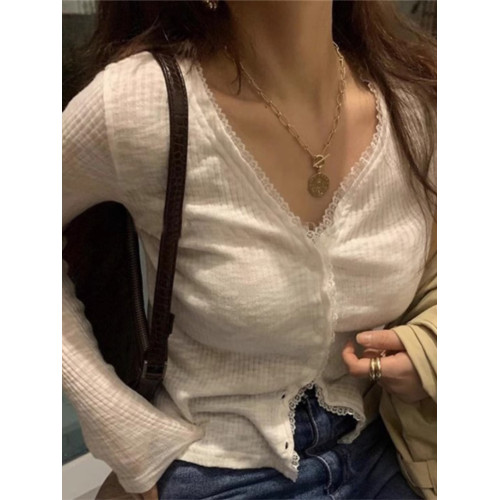 豬歐尼 韓國東大門秋季氣質溫柔蕾絲拼接V領長袖打底衫上衣女 豬歐尼 韓國東大門秋季氣質溫柔蕾絲拼接V領長袖打底衫上衣女