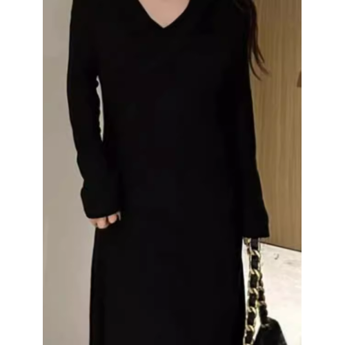 大碼女裝法式掛脖黑色長裙子秋季胖mm遮肉顯瘦針織內搭打底連衣裙