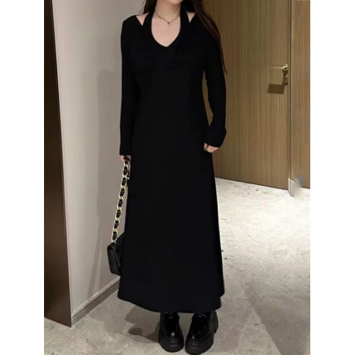 大碼女裝法式掛脖黑色長裙子秋季胖mm遮肉顯瘦針織內搭打底連衣裙