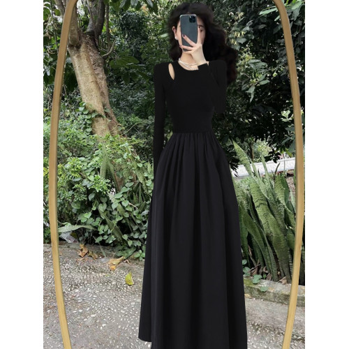 2025年秋季新款黑色方領長袖連衣裙小黑裙氣質收腰顯瘦內搭長裙女