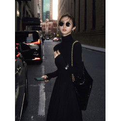 赫本風設計感小黑裙女秋裝2025新款高級感顯瘦收腰高領打底連衣裙