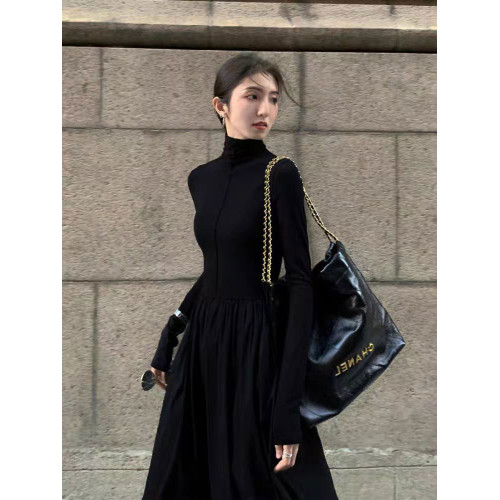 赫本風設計感小黑裙女秋裝2025新款高級感顯瘦收腰高領打底連衣裙