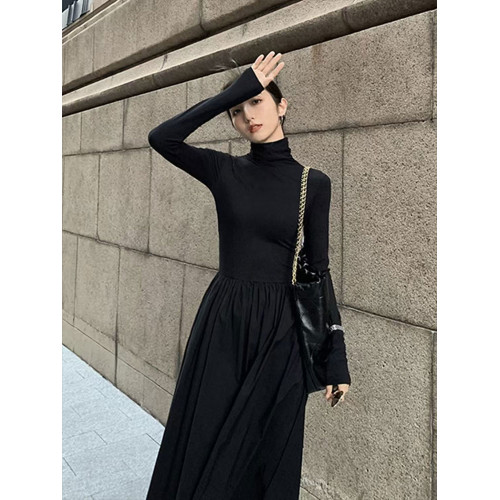 赫本風設計感小黑裙女秋裝2025新款高級感顯瘦收腰高領打底連衣裙