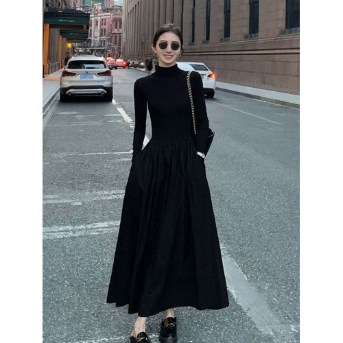 赫本風設計感小黑裙女秋裝2025新款高級感顯瘦收腰高領打底連衣裙