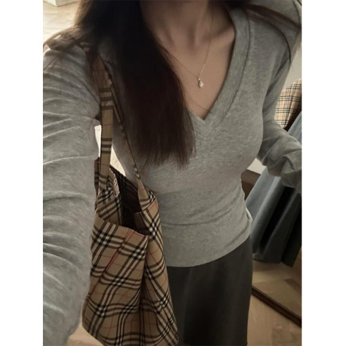 設計感小衆正肩V領長袖T恤女春秋內搭短款打底衫辣妹修身顯瘦上衣 設計感小衆正肩V領長袖T恤女春秋內搭短款打底衫辣妹修身顯瘦上衣