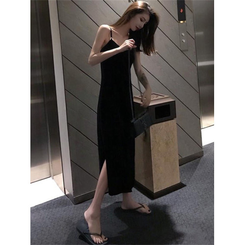 赫本小黑裙黑色高冷禦姐風吊帶連衣裙女夏季法式性感露背開叉長裙
