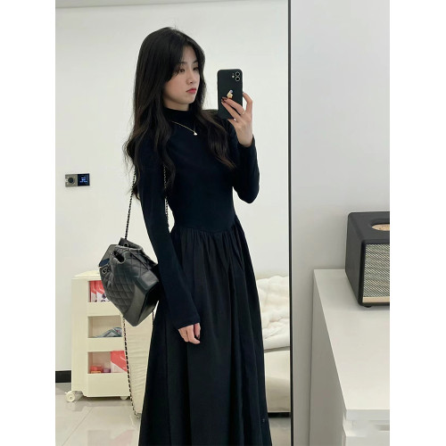 黑色連衣裙女秋冬款2025超火赫本風高級感小個子打底大衣內搭裙子