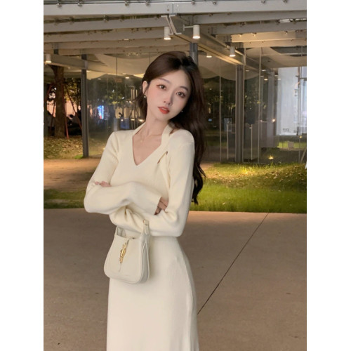 2024冬季流行爆款設計感掛脖修身針織連衣裙女收腰顯瘦新款長裙