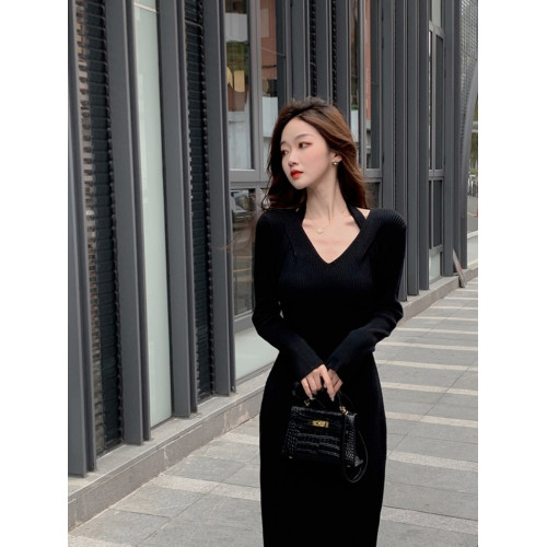 2024冬季流行爆款設計感掛脖修身針織連衣裙女收腰顯瘦新款長裙