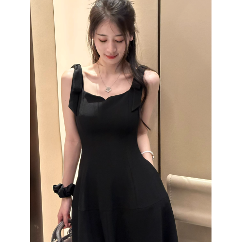法式赫本風黑色吊帶連衣裙女夏季新款輕奢氣質收腰顯瘦a字長裙子