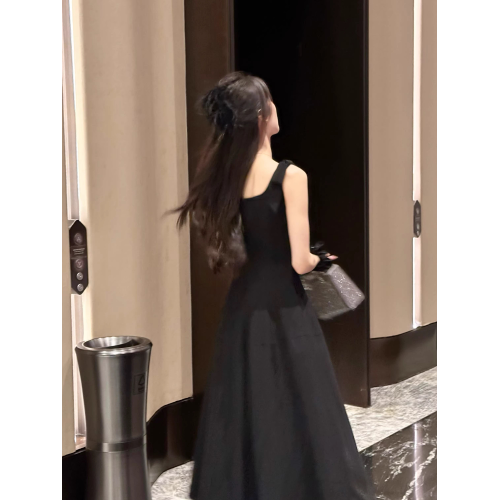 法式赫本風黑色吊帶連衣裙女夏季新款輕奢氣質收腰顯瘦a字長裙子