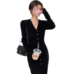 赫本風V領前開叉紐釦針織毛衣裙女秋冬收腰配大衣長款過膝打底裙