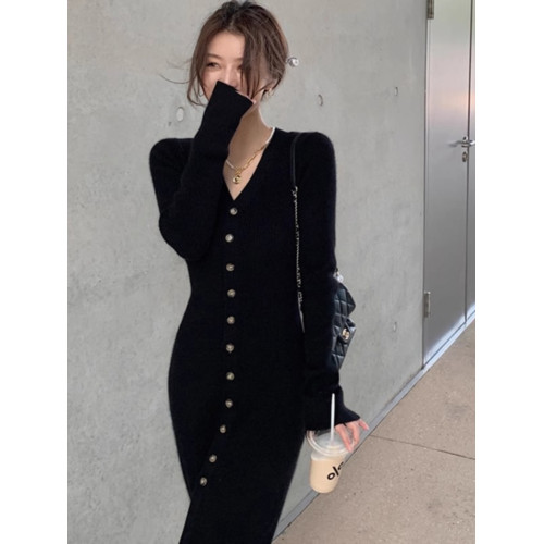 赫本風V領前開叉紐釦針織毛衣裙女秋冬收腰配大衣長款過膝打底裙