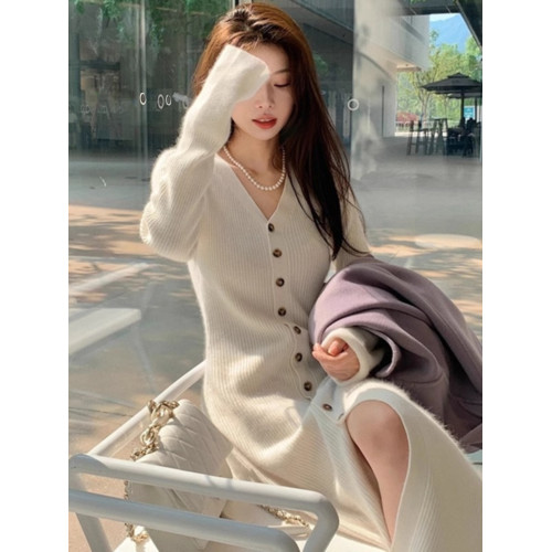 赫本風V領前開叉紐釦針織毛衣裙女秋冬收腰配大衣長款過膝打底裙