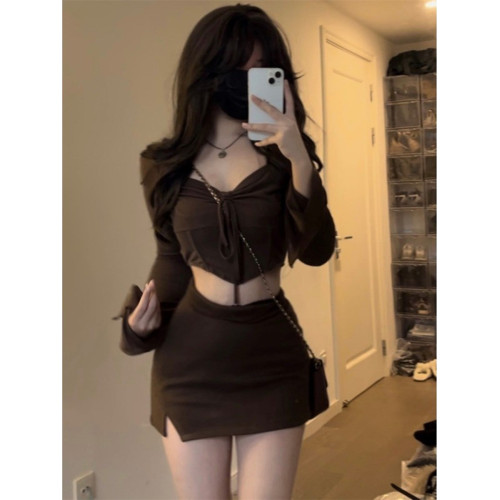 秋季小個子純欲風甜辣妹穿搭棕色長袖上衣包臀短裙輕熟兩件套裝女