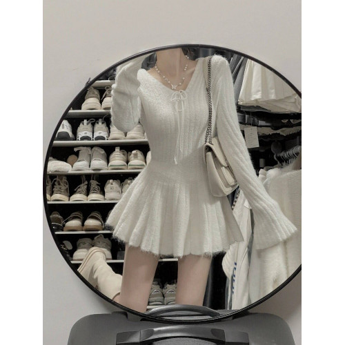 法式V領白色針織毛衣連衣裙女秋冬氣質內搭打底裙收腰修身短裙子 法式V領白色針織毛衣連衣裙女秋冬氣質內搭打底裙收腰修身短裙子