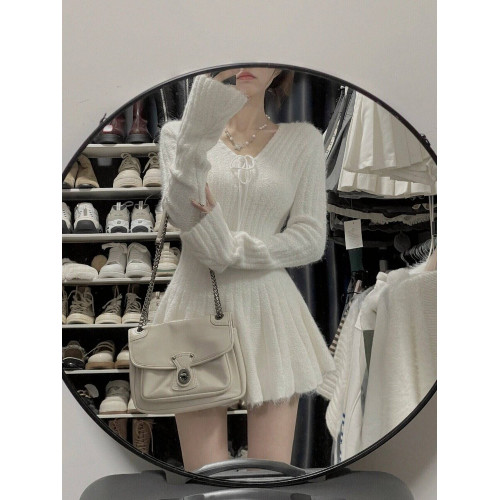 法式V領白色針織毛衣連衣裙女秋冬氣質內搭打底裙收腰修身短裙子 法式V領白色針織毛衣連衣裙女秋冬氣質內搭打底裙收腰修身短裙子