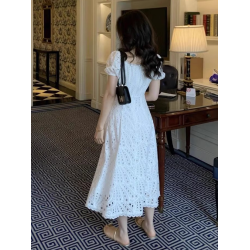 白色連衣裙女夏季高級感法式初戀溫柔風收腰修身顯瘦鏤空蕾絲長裙