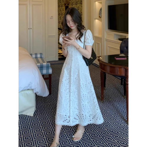 白色連衣裙女夏季高級感法式初戀溫柔風收腰修身顯瘦鏤空蕾絲長裙