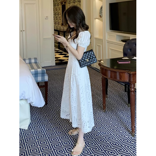 白色連衣裙女夏季高級感法式初戀溫柔風收腰修身顯瘦鏤空蕾絲長裙