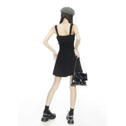 黑色吊帶連衣裙女夏季新款掐腰超顯瘦無袖短裙露肩設計感小黑裙女