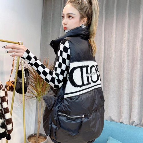 後背字母羽絨馬甲女外穿歐貨2023秋冬新款立領寬松白鴨絨馬夾外套 後背字母羽絨馬甲女外穿歐貨2023秋冬新款立領寬松白鴨絨馬夾外套