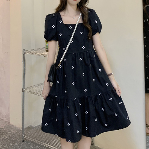 大碼女裝法式復古方領顯瘦小黑裙女夏季胖mm遮肚子收腰減齡連衣裙