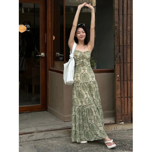 茶歇法式海邊度假吊帶連衣裙女夏季超仙甜美氣質感高級感沙灘長裙