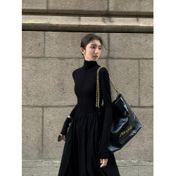 法式高級感氣質修身長裙赫本風黑色連衣裙女秋冬高領打底裙配大衣