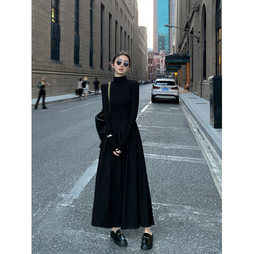 法式高級感氣質修身長裙赫本風黑色連衣裙女秋冬高領打底裙配大衣