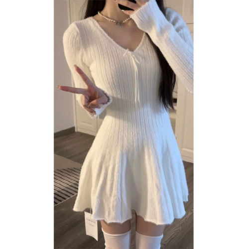 白色V領針織連衣裙女秋冬季修身內搭毛衣裙高腰百褶裙辣妹短裙子