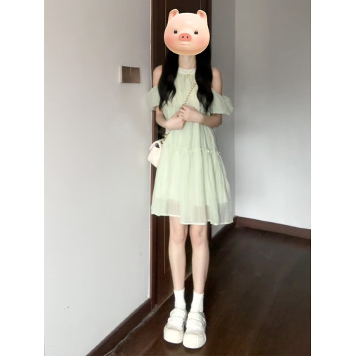 2025新款小個子露肩掛脖吊帶綠色連衣裙子女夏季法式初戀仙女短裙