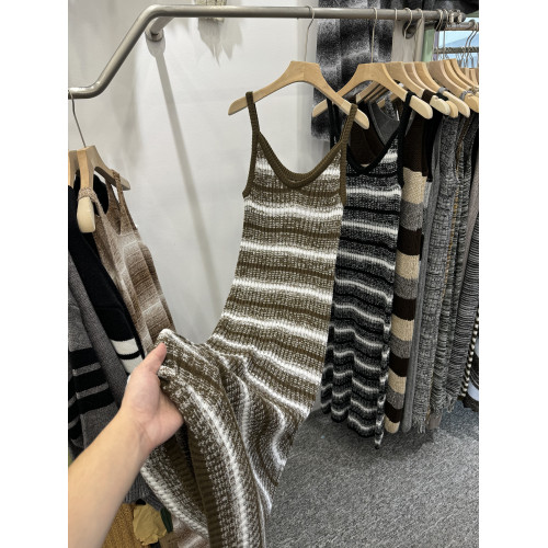 美拉德復古條紋撞色吊帶針織連衣裙女秋季修身顯瘦內搭打底長裙子