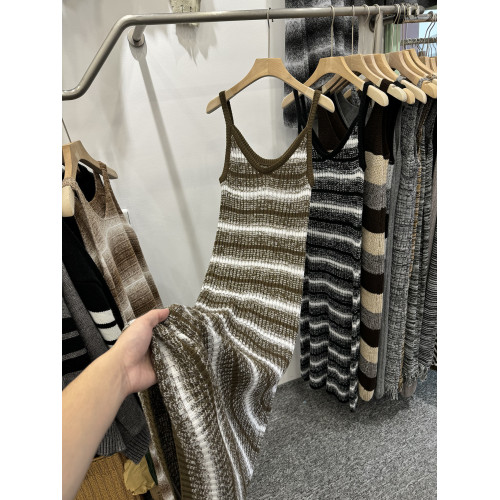 美拉德復古條紋撞色吊帶針織連衣裙女秋季修身顯瘦內搭打底長裙子