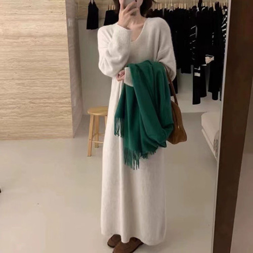 軟糯毛衣裙慵懶風寬松直筒長款秋冬配大衣V領針織打底連衣裙女