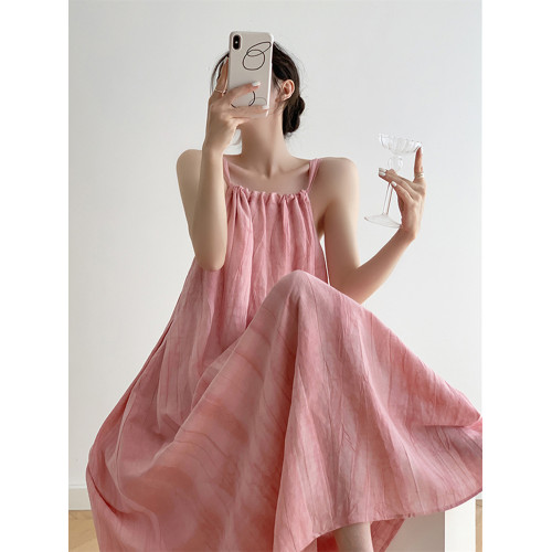 雲南慵懶粉色連衣裙多巴胺女夏泰國海邊拍照絕美度假吊帶裙高級感