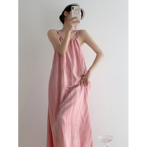 雲南慵懶粉色連衣裙多巴胺女夏泰國海邊拍照絕美度假吊帶裙高級感