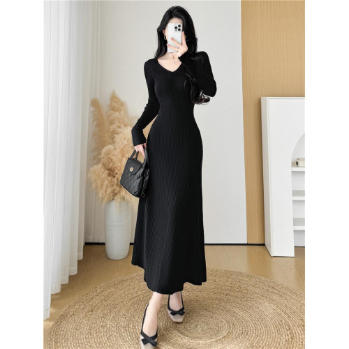 秋冬配大衣內搭毛衣裙女氣質顯瘦打底針織連衣裙黑色長袖修身長裙