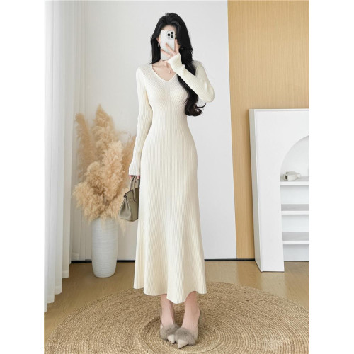 秋冬配大衣內搭毛衣裙女氣質顯瘦打底針織連衣裙黑色長袖修身長裙