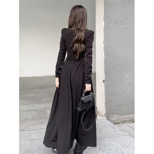 法式高級感黑色長袖連衣裙子女秋冬季2025新款小個子收腰方領長裙