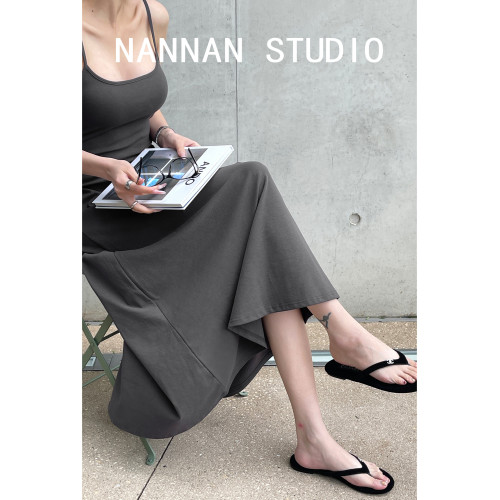 美式時髦出街簡約休閒大裙擺吊帶連衣裙女寬松春秋日常通勤長裙子