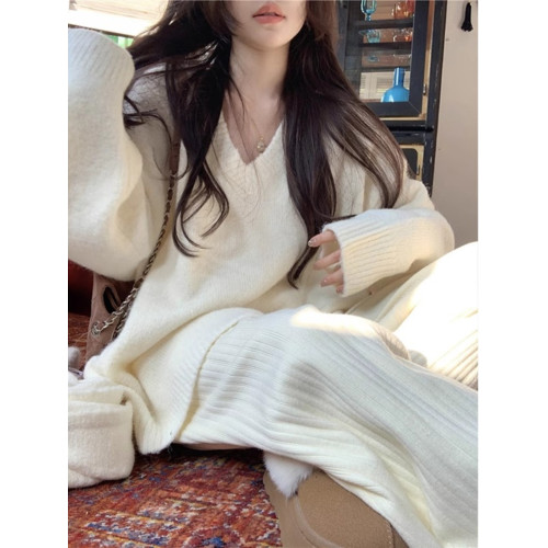 奶白色溫柔風v領套頭毛衣女秋冬慵懶風寬松軟糯針織衫高級感上衣