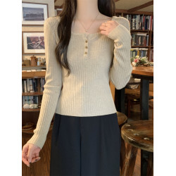 法式方領針織毛衣漏鎖骨打底衫女春秋冬季肌理感修身紐釦長袖上衣