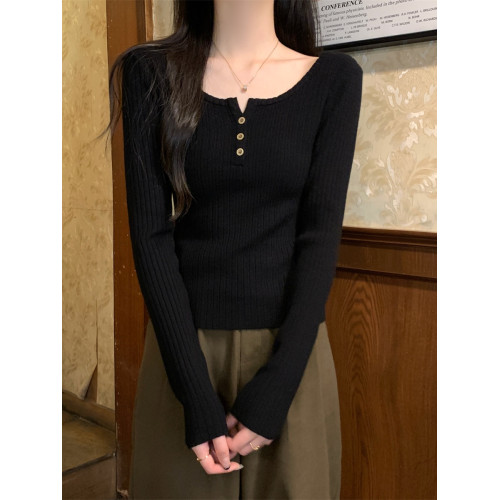 法式方領針織毛衣漏鎖骨打底衫女春秋冬季肌理感修身紐釦長袖上衣