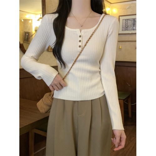 法式方領針織毛衣漏鎖骨打底衫女春秋冬季肌理感修身紐釦長袖上衣